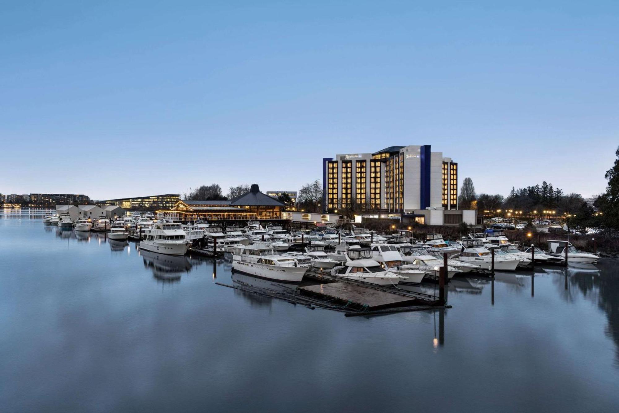 Radisson Blu Vancouver Airport Hotel & Marina Richmond Exterior photo