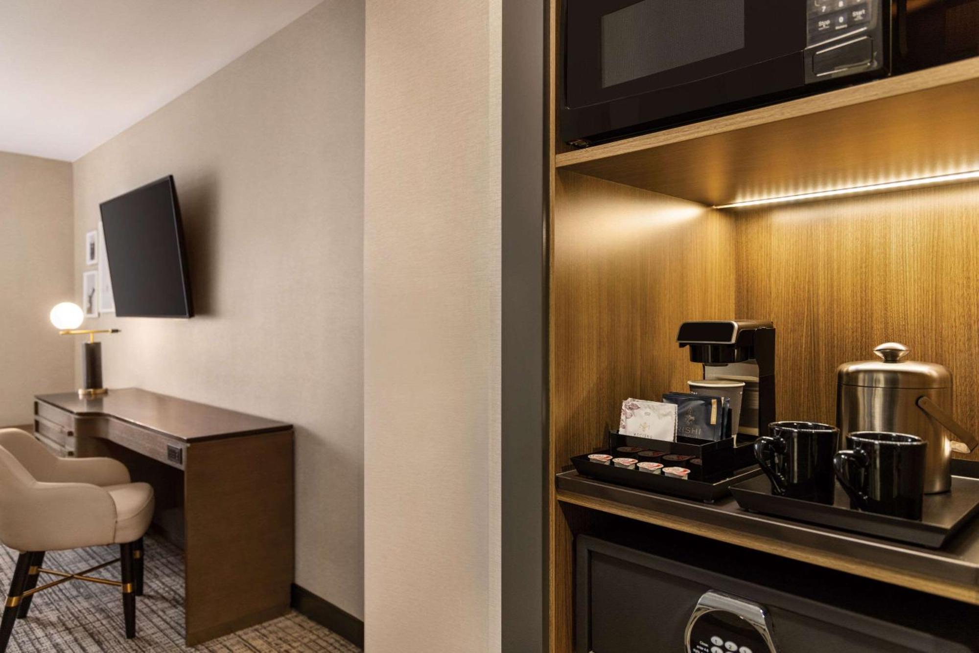 Radisson Blu Vancouver Airport Hotel & Marina Richmond Exterior photo